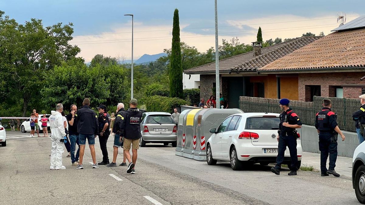 Efectius dels Mossos d'Esquadra a la zona on s'ha trobat el cadàver d'una dona amb signes de violència en un pis de Torelló, a Osona.