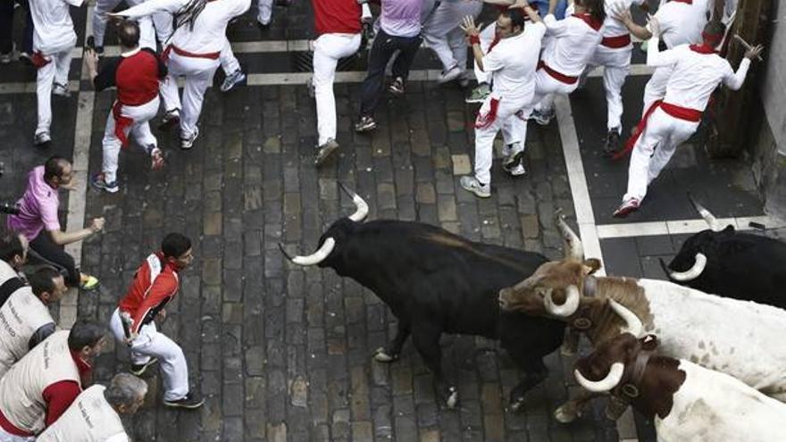 Dos corneados en el cuarto encierro de los sanfermines