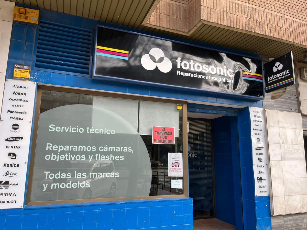 Fachada de Fotosonic, tienda de reparación de cámaras en la avenida Cesáreo Alierta, con un cartel de traspaso