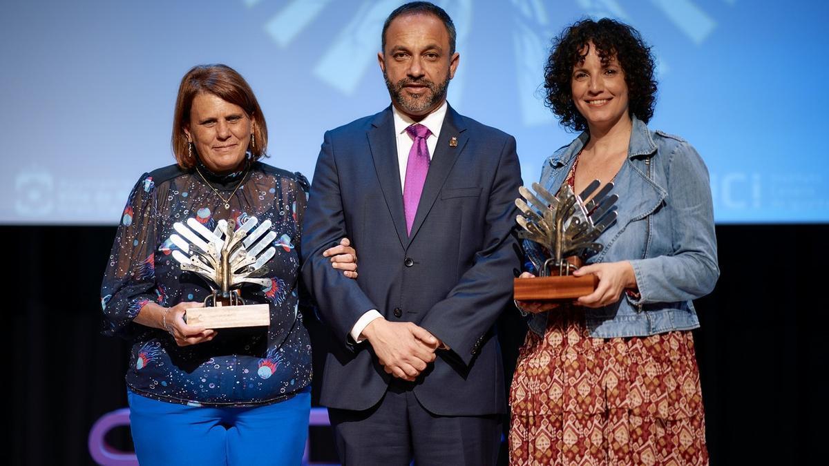 La Villa de Moya entrega los premios SURCA 2023 a Sara Ramírez y Mari Carmen Pérez.