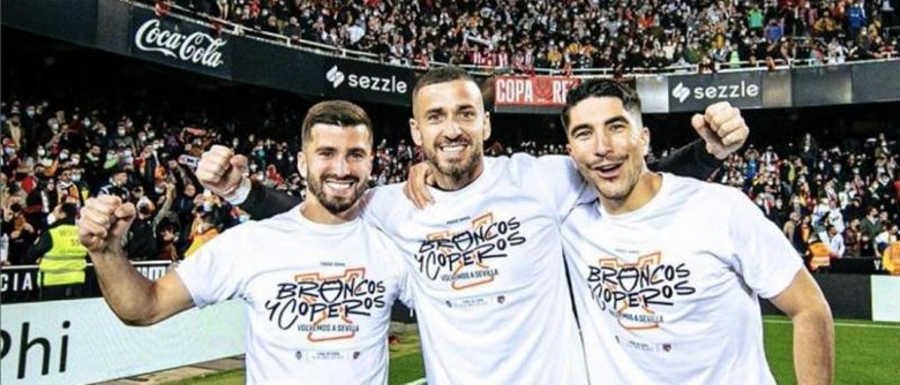 Gayà, Jaume y Soler celebran el pase a la final de Copa tras ganar al Athletic en Mestalla