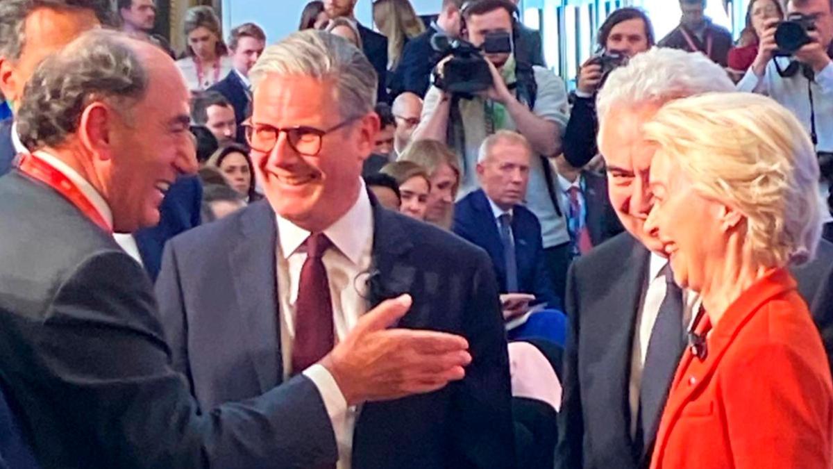 El presidente de Iberdrola, Ignacio Galán junto con el primer ministro del Reino Unido, Keir Starmer, y a la presidenta de la Comisión Europea, Ursula von der Leyen.