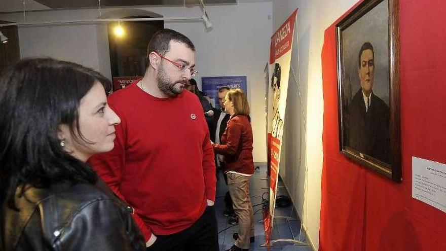 Adriana Lastra y Adrián Barbón, ante un retrato de Manuel Llaneza.