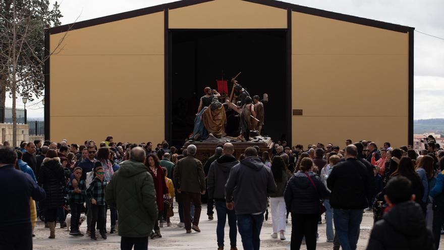 Así han sido las maniobras del traslado de pasos de Semana Santa de Zamora a la carpa del Claudio Moyano