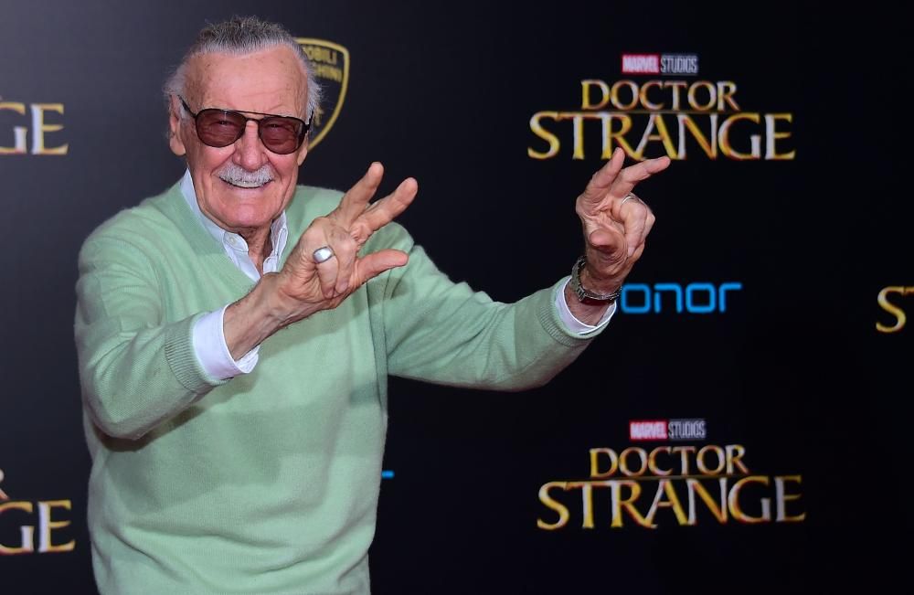 Stan Lee posa durante la premiere de 'Doctor Strange', en noviembre del 2018. (Photo by Frederic J. BROWN / AFP)