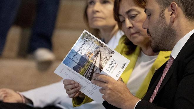 La consellera Silvia Paneque y el conseller Albert Dalmau durante el acto de impulso de la Línea Orbital Ferroviaria, en Sant Sadurní d’Anoia