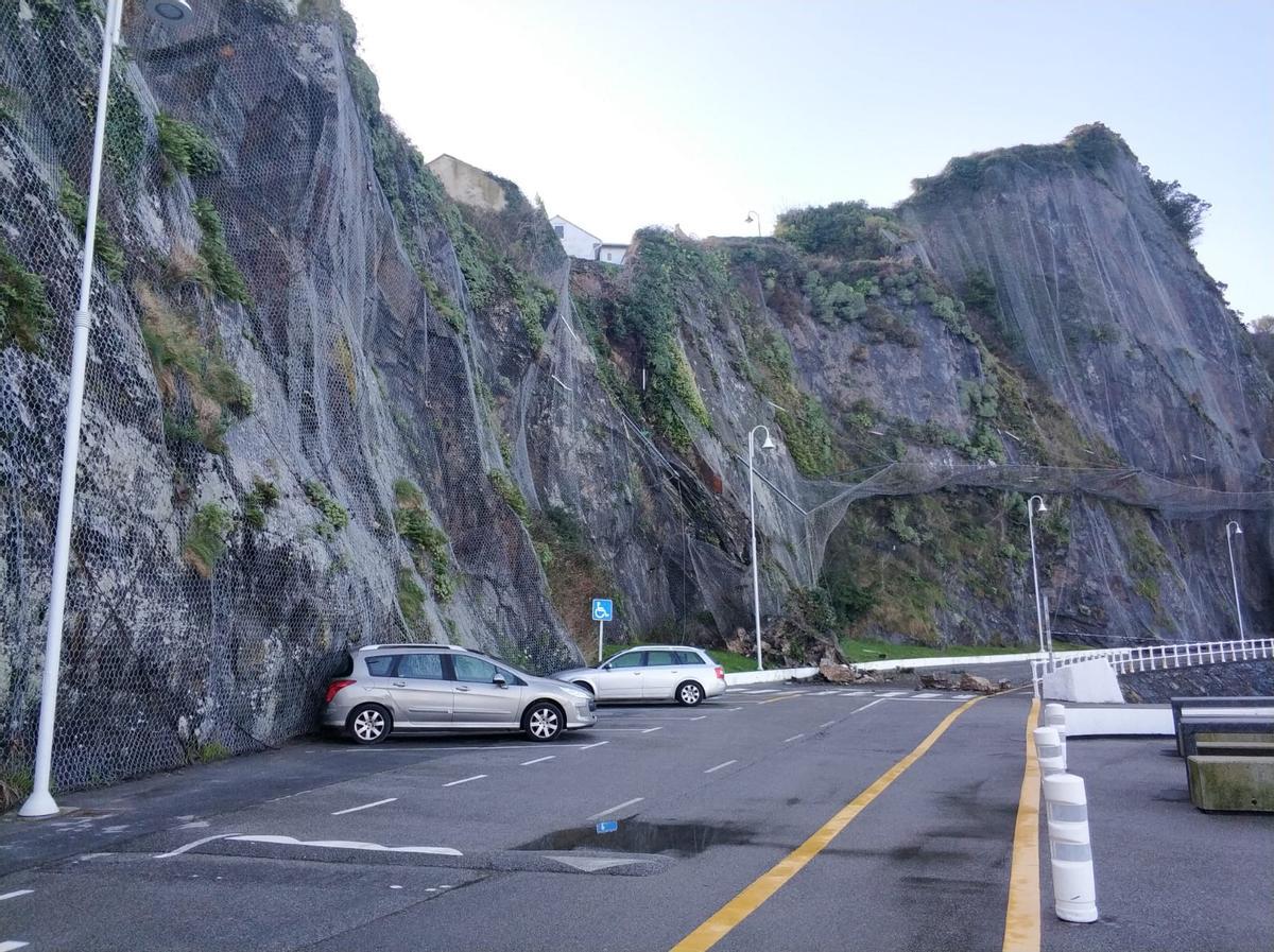 Vista general del argayo con los vehículos que aún permanecen estacionados en la zona.