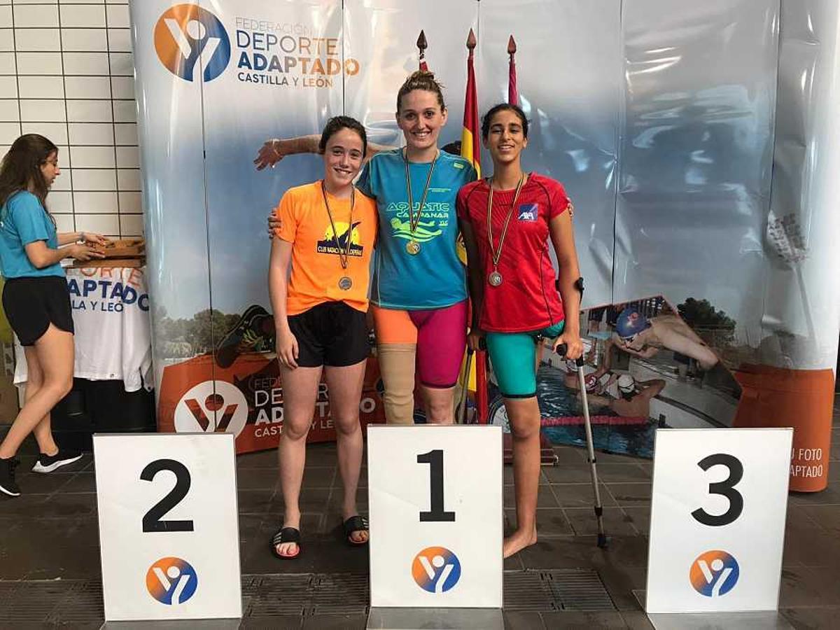 Laura, con una de las medallas ganadas en natación adaptada.