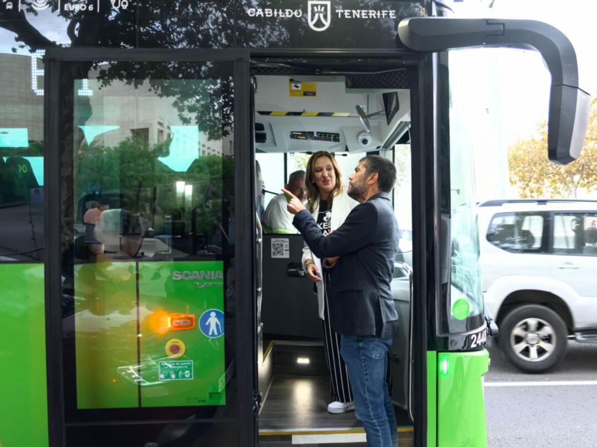 Rosa Dávila y Francisco García en una de las guaguas lanzaderas. | | ED