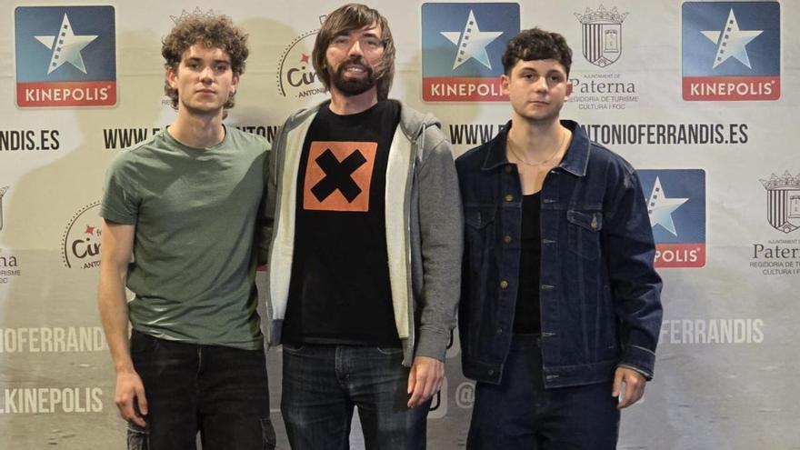 El director alicantino David Valero y los actores Christian Checa y Hugo Welzel.