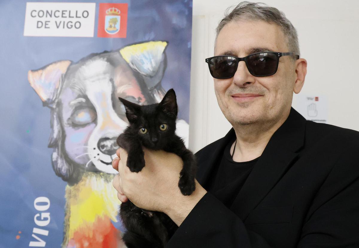 Tofy, el gatito de apenas 2 meses, y que fue adoptado por el músico Miguel Costas