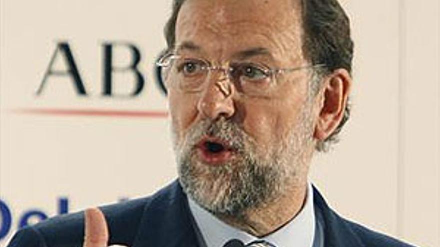 Rajoy afirma que Aznar ni colabora, ni molesta, porque &quot;no está&quot;