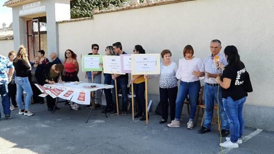 Recogida de firmas ayer junto al acceso al cementerio.