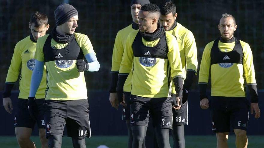 Jonny, Wass, Hernández, Bongonda, Cabral y Marcelo Díaz, en un entrenamiento en A Madroa. // Alba Villar