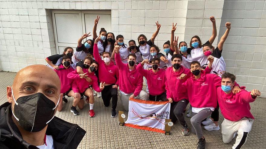 Patrick Luppi junto a todo el equipo de absolutos de Inacua Málaga tras convertirse en campeones de Andalucía en Cádiz. | L.O