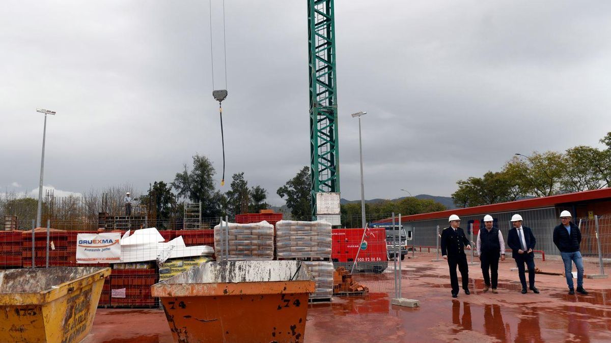 El edil de Seguridad Ciudadana y Emergencias, Fulgencio Perona, visita las obras de la Escuela de Bomberos.
