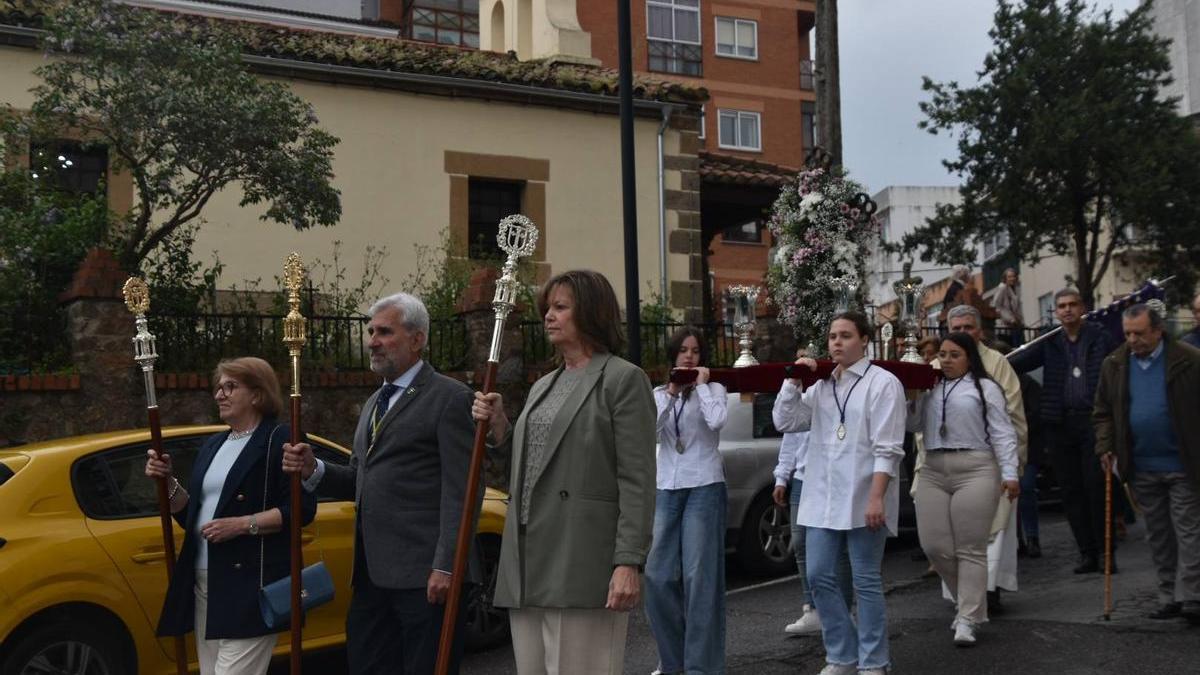 Plasencia celebra la Cruz de Mayo con cruces de flores, procesión y recogida solidaria.