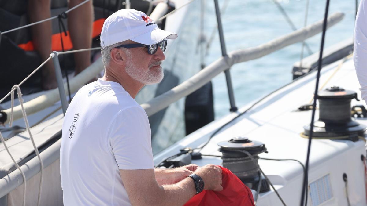 El Rey Felipe VI rinde homenaje a dos históricos regatistas antes de embarcar un día más con el Hispania. MADRID, 4 (CHANCE) Fiel a una de sus citas estivales más tradicionales, el Rey Felipe VI continúa con su agenda en Mallorca participando en la 43ª edición de la Copa del Rey MAPFRE, uno de los acontecimientos náuticos más importantes del Mediterráneo. El monarca, gran aficionado a la vela, ha vuelto a integrarse en la competición durante su estancia en Palma, donde comparte protagonismo con las principales tripulaciones nacionales e internacionales que participan estos días en la regata. POLITICA EUROPA ESPAÑA SOCIEDAD