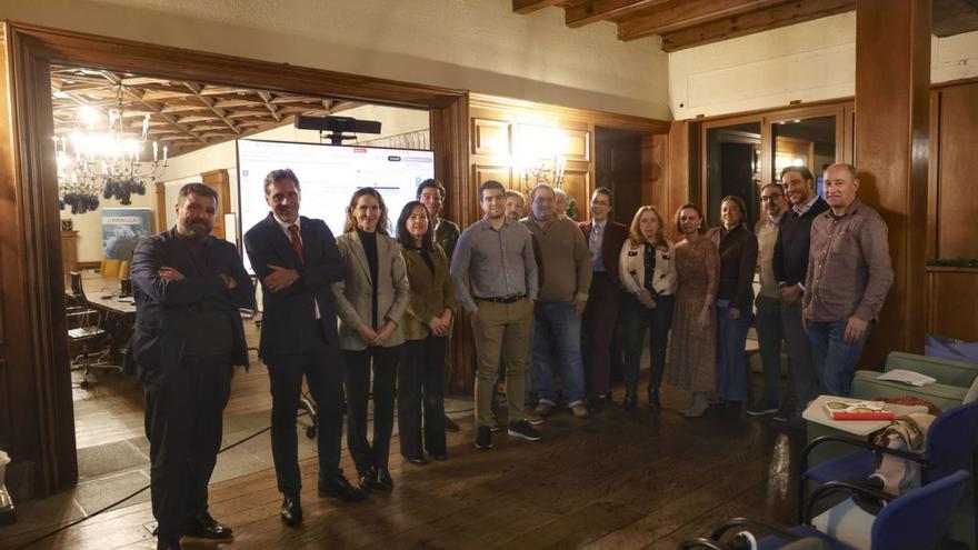 Un momento de la clausura de la formación, con Javier Fernández Teruelo, segundo por la izquierda. | MIKI LÓPEZ