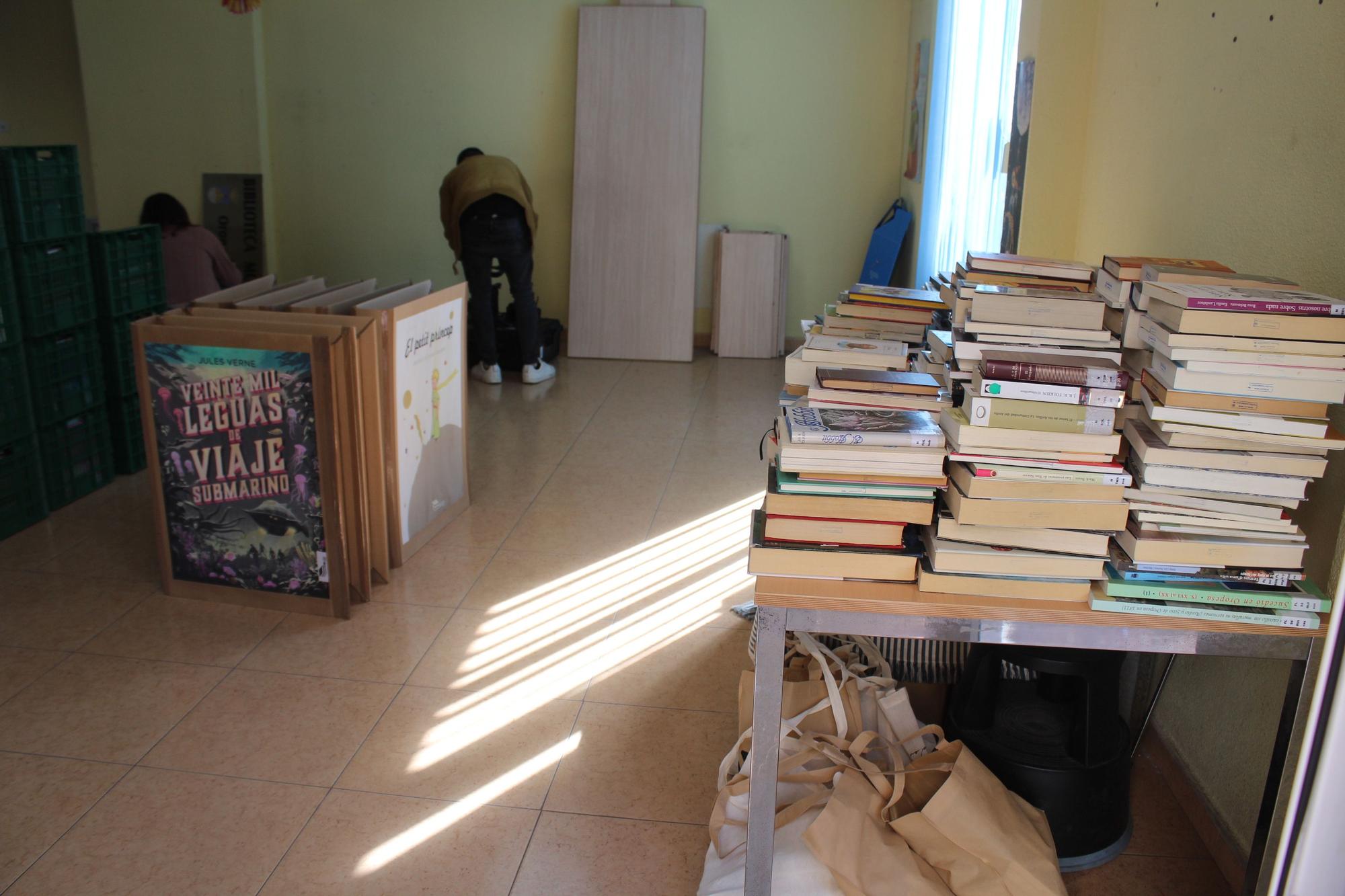 Cadena humana en Orpesa para trasladar libros a la nueva biblioteca