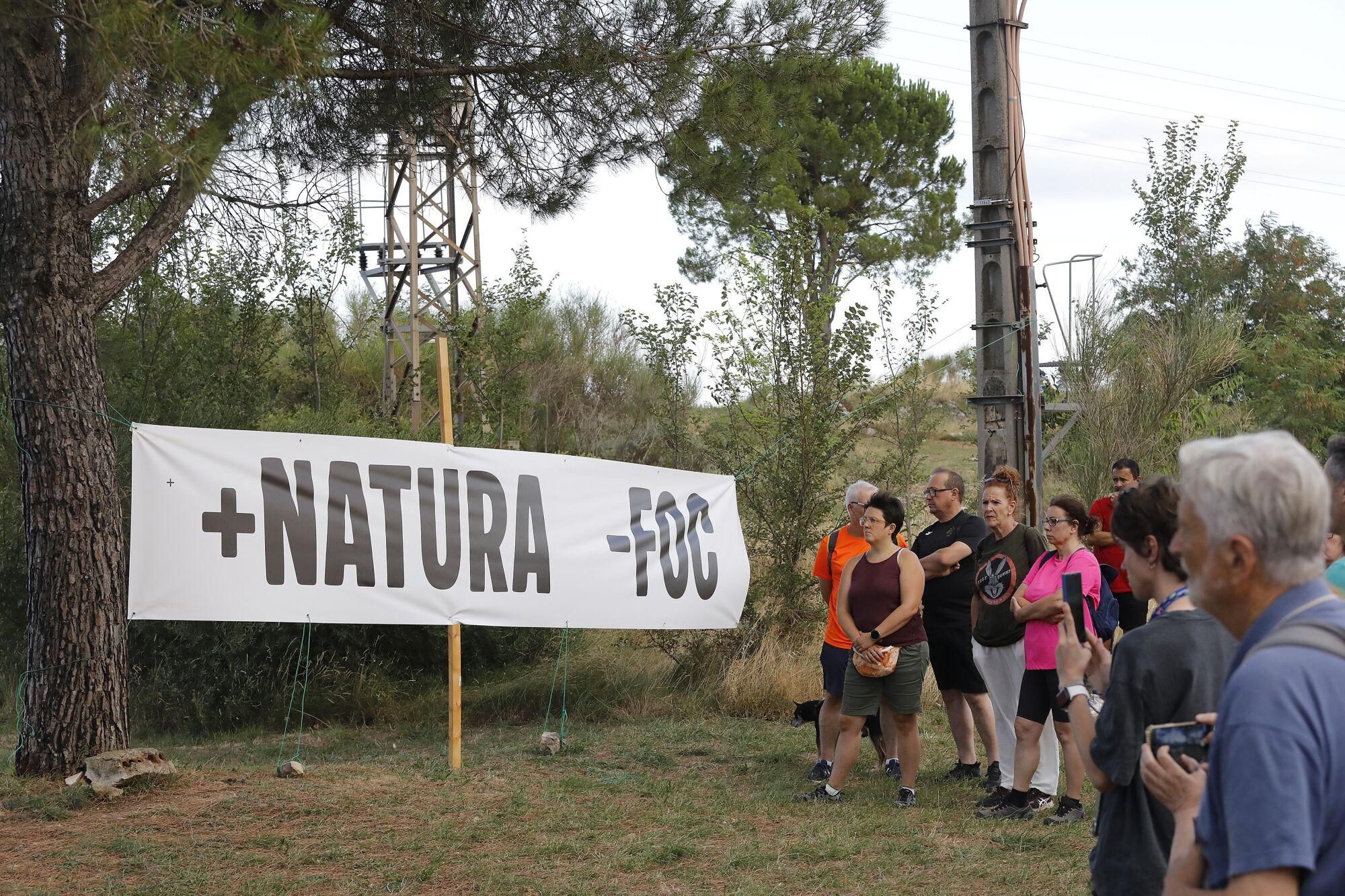 Girona. Esplanada Piruli. Acte prevencio d&#039;incendis. Els veins recorden el gran incendi del parc de les Pedreres de fa deu anys.
