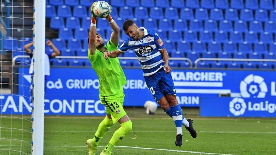 Aketxe trata de cabecear un balón que atrapó el portero del Rayo en el partido del sábado.