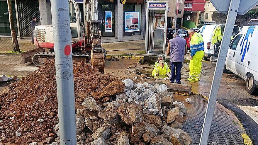 Obras en tuberías de agua en Oleiros.  | // L.O.