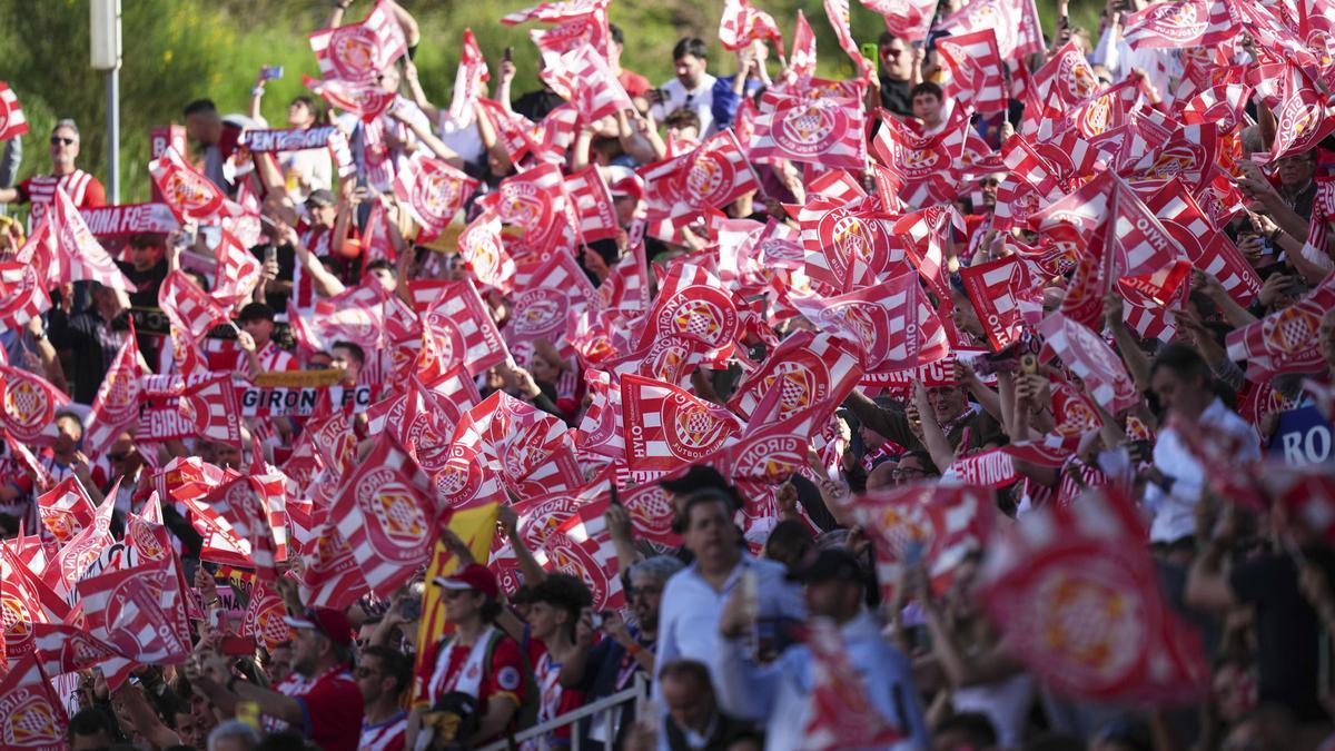 Aficionats onegen les banderes del Girona.