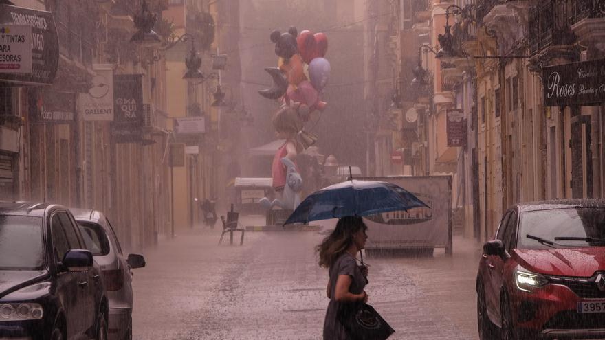 La lluvia y el viento amenazan &#039;la plantà&#039; de las fallas