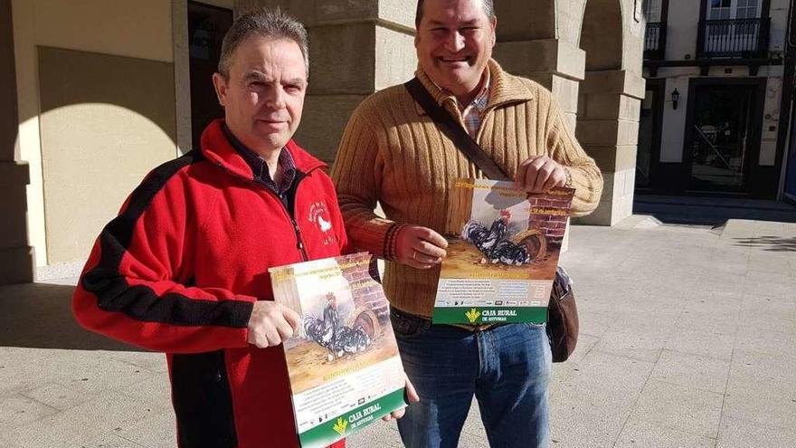 Claudio Fano, a la izquierda, y César Álvarez, con los carteles de la exposición, ayer, en Vegadeo.