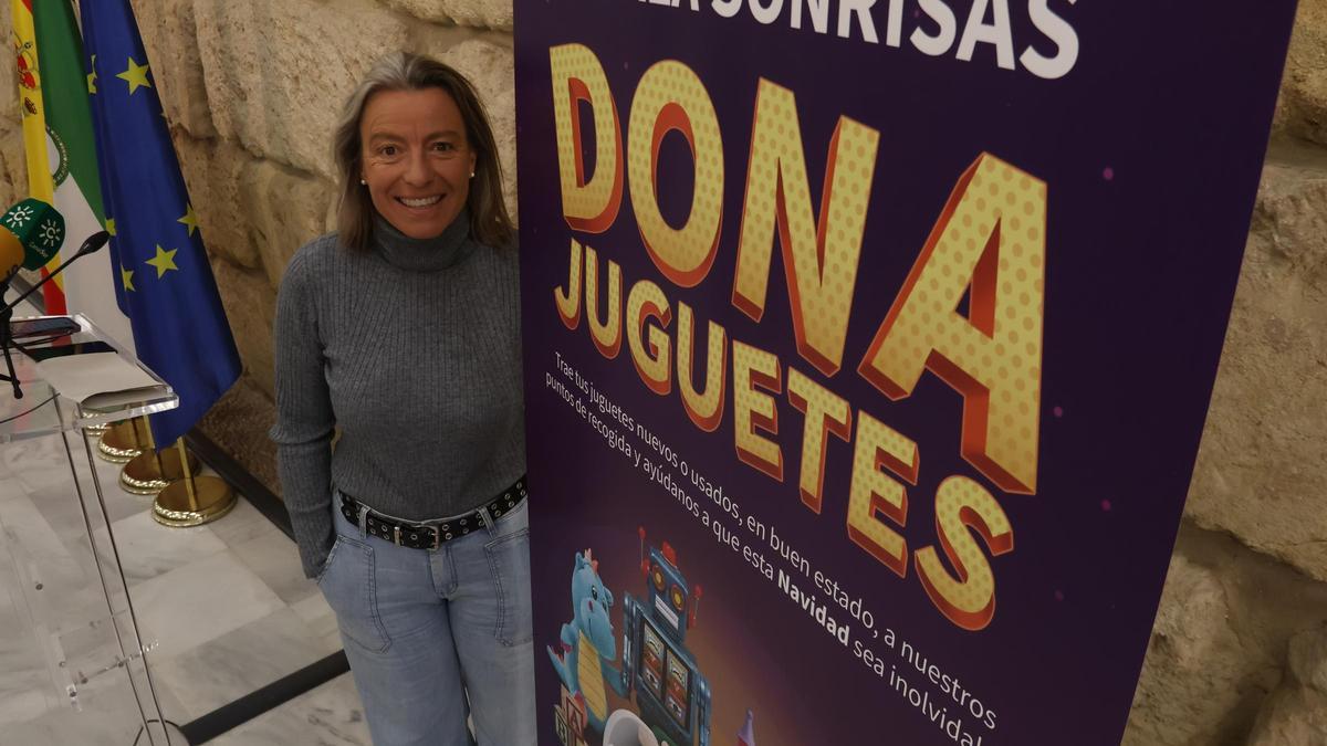 Isabel Albás presenta la campaña 'Regala sonrisas, dona juguetes'.