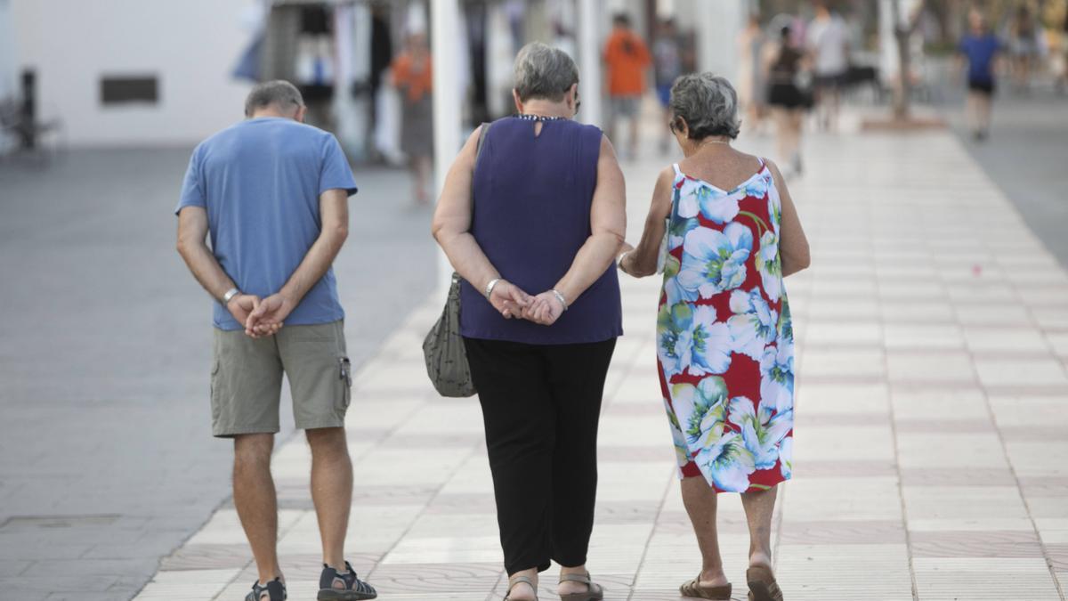 Un grupo de pensionistas camina en Valencia, en una imagen de archivo.