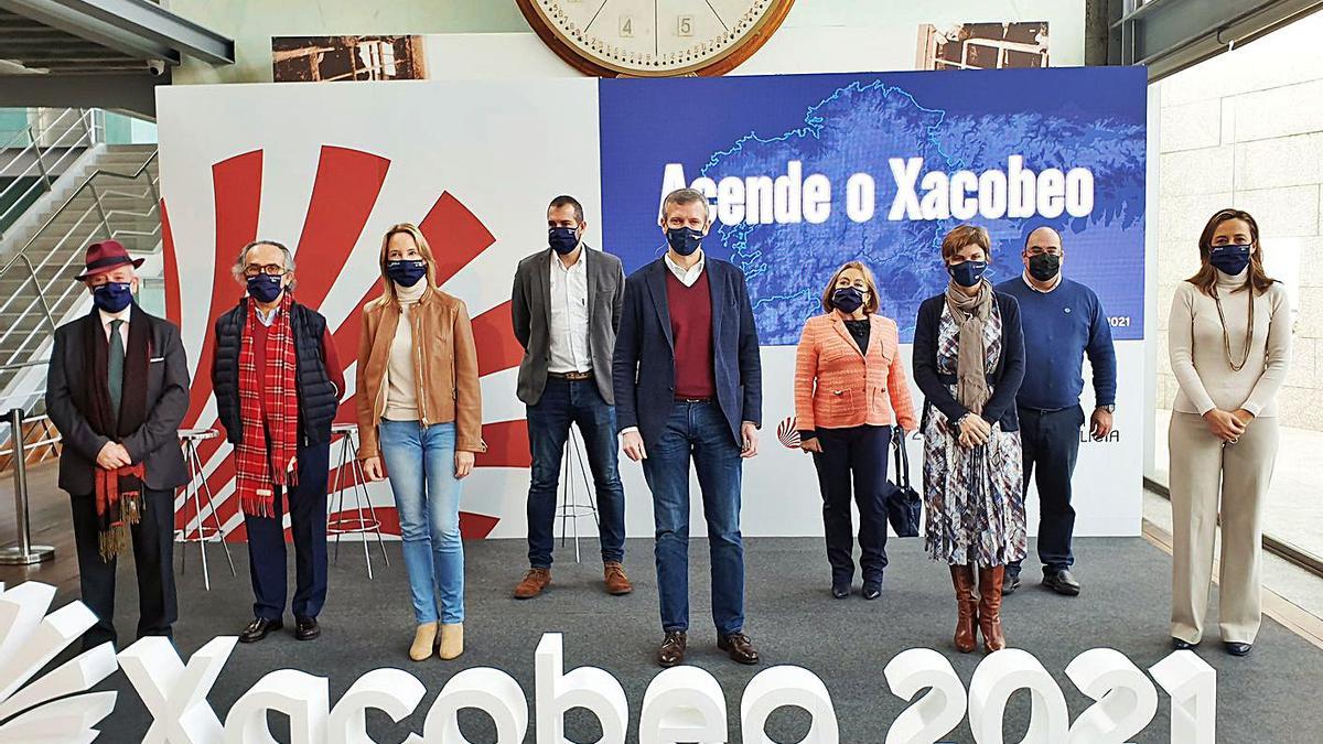 Autoridades de la Xunta y representantes de colectivos jacobeos, ayer en el Museo del Mar. |   // MARTA G. BREA