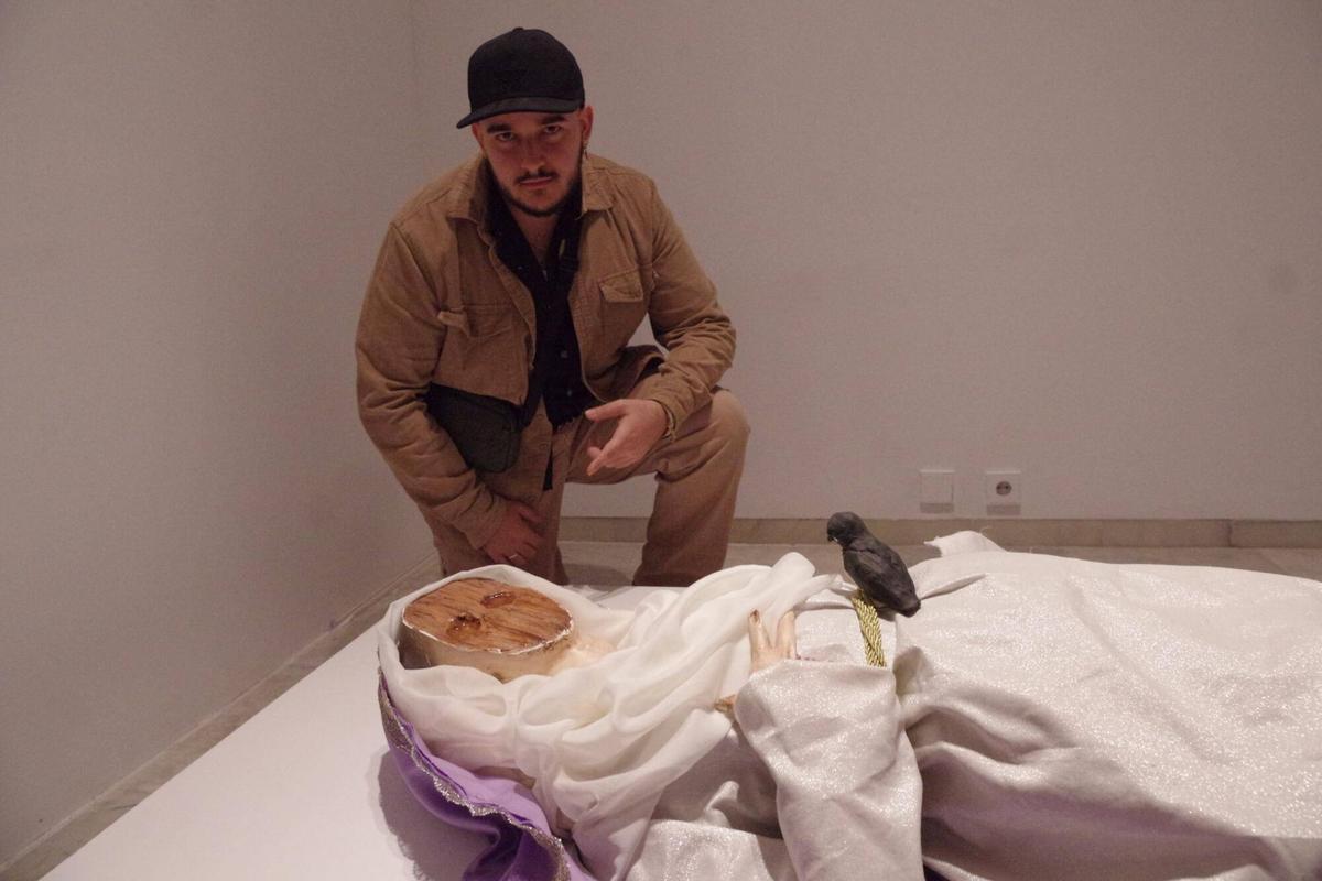 El escultor malagueño José Cano (2004) plantea una lectura emocional de los sucesos de mayo de 1931, 95 años después, en una exposición en la Agrupación de Cofradías