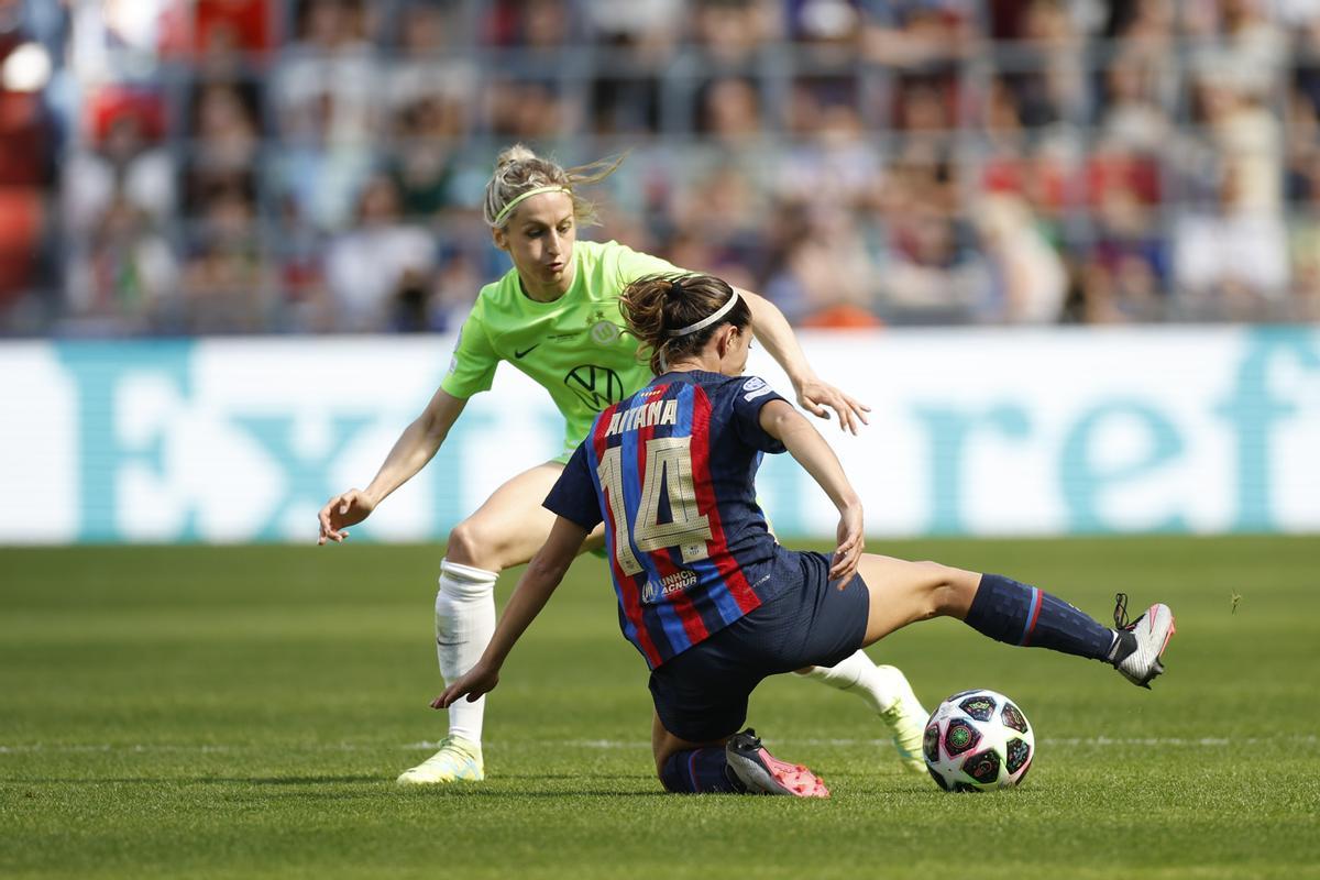 EINDHOVEN (PAÍSES BAJOS), 03/06/2023.- La centrocampista del FC Barcelona Aitana Bonmatí (d) disputa el balón ante Kathrin Hendrich (i), defensa del Wolfsburgo, durante la final de la Liga de Campeones Femenina entre FC Barcelona y Wolfsburgo, este sábado en el Philips Stadion de Eindhoven. EFE/ Alberto Estévez