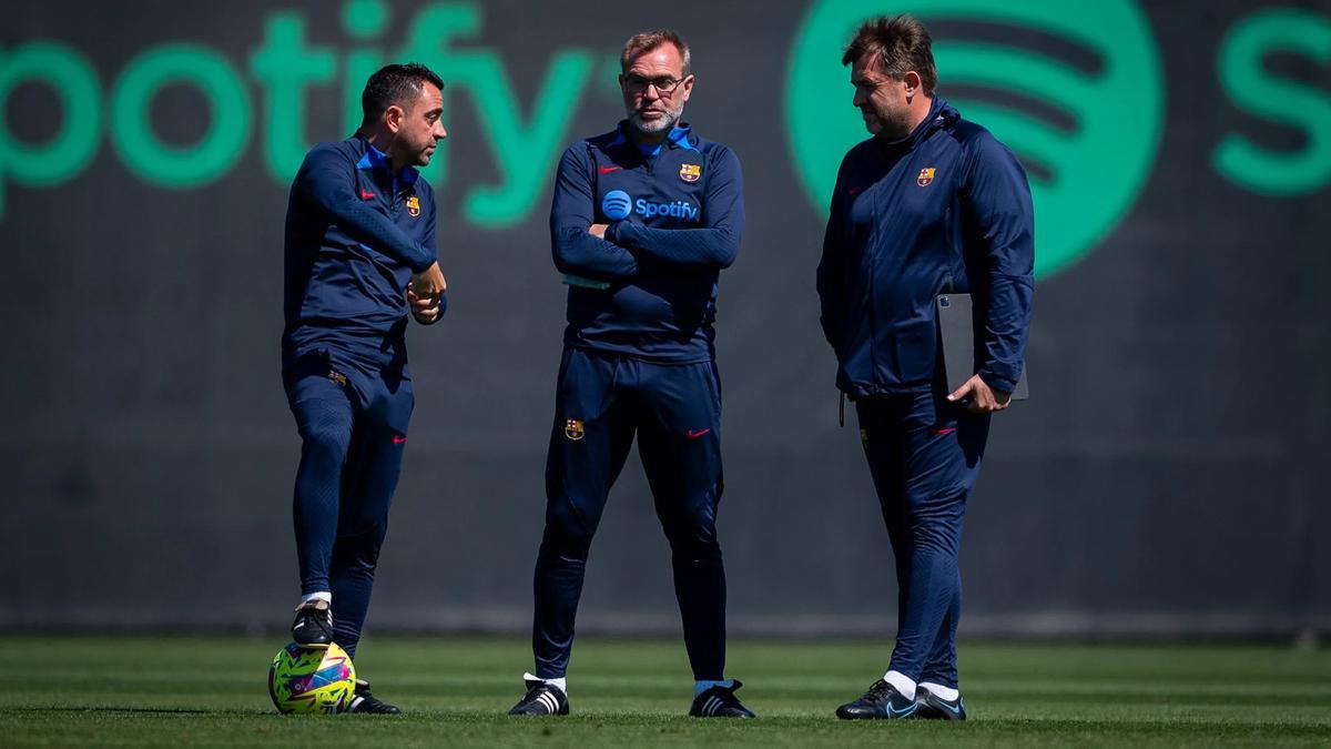 Xavi, Òscar Hernández, segundo entrenador, y Sergio Alegre, tercer entrenador del Barça, en la ciudad deportiva de Sant Joan Despí,
