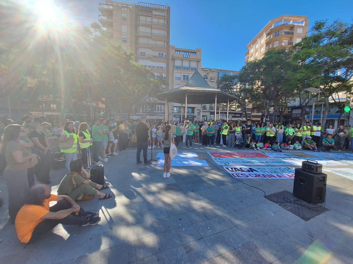 Concentración de profesores y familias en Santa Pola