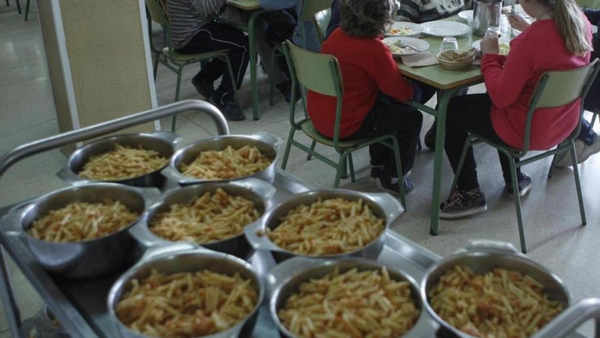 Niños comiendo en un comedor escolar de un colegio de Palma.