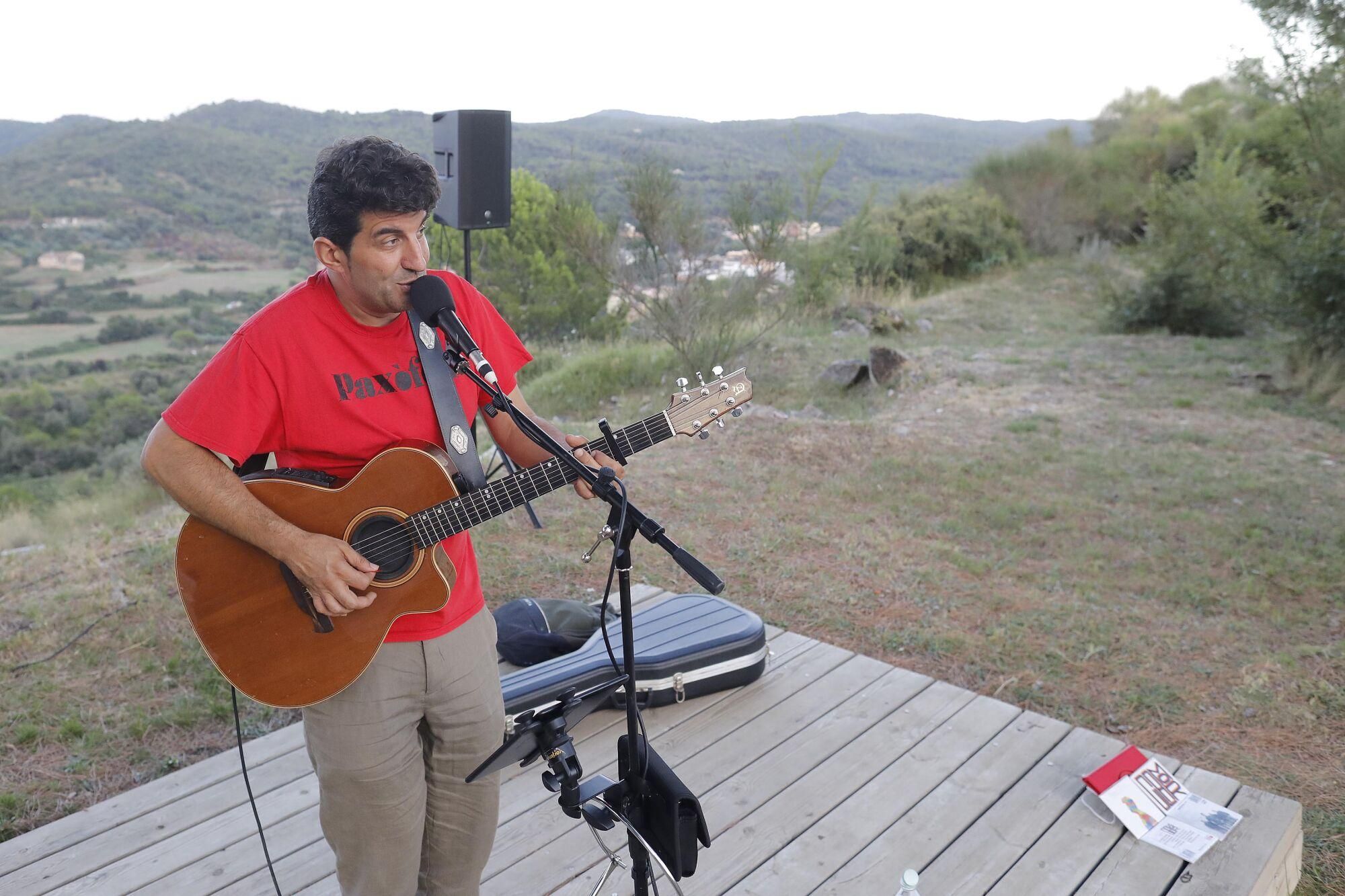 Girona. Esplanada Piruli. Acte prevencio d'incendis. Els veins recorden el gran incendi del parc de les Pedreres de fa deu anys. Concert Paxofon.