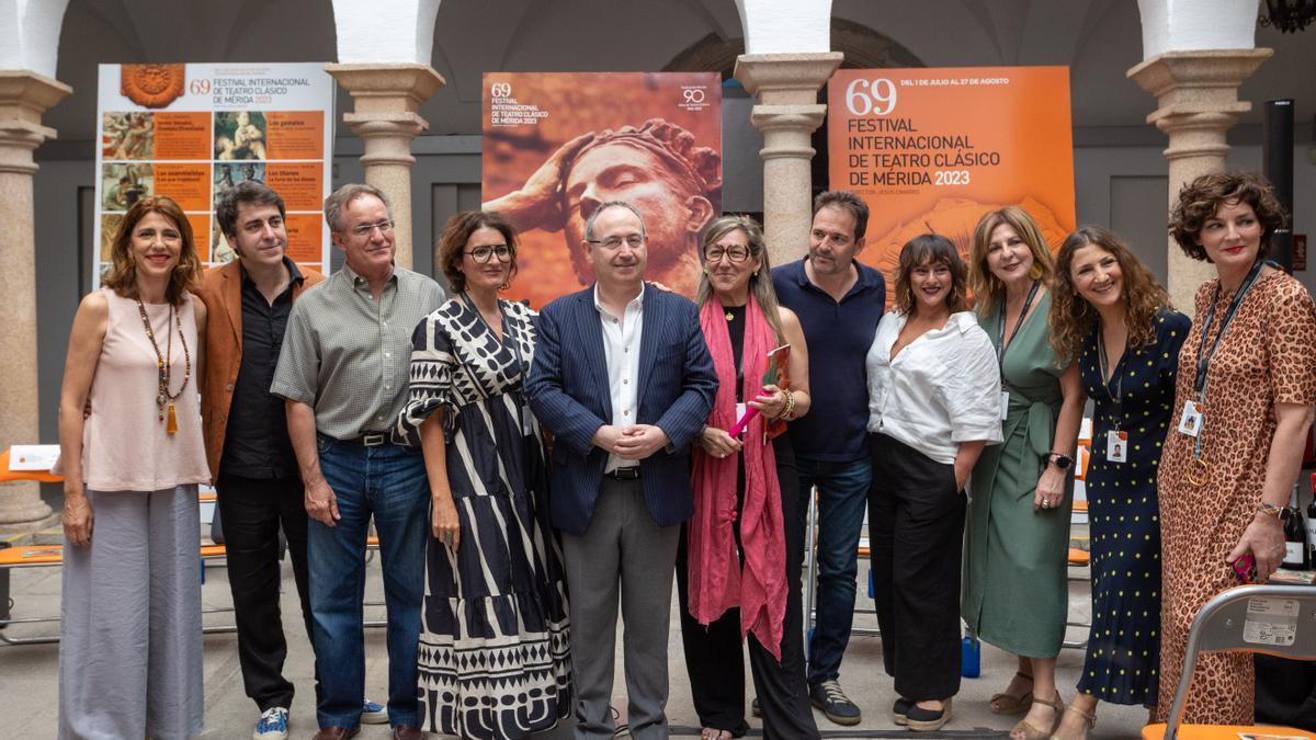 Presentación del montaje teatral 'Las Asambleístas', este lunes en Mérida.