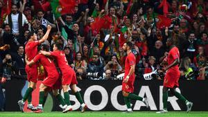 Guedes celebró el gol que da el título a Portugal