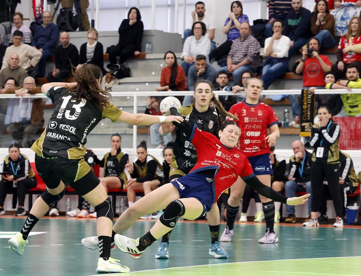 Derbi de balonmano entre el Mecalia Guardés y el Orbe Zendal Porriño, en imágenes