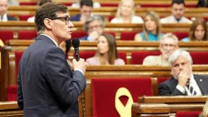 El president de la Generalitat, Salvador Illa, durante la sesión de control de este miércoles en el Parlament