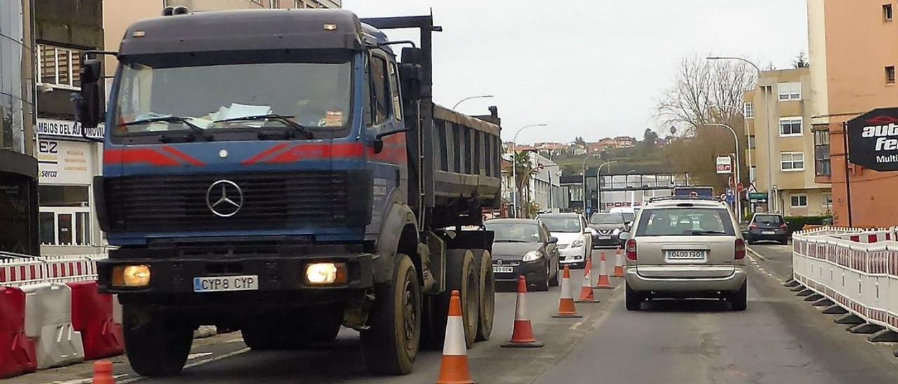 Carretera AC-12 en Perillo, zona de los concesionarios de vehículos. |   // I.R.