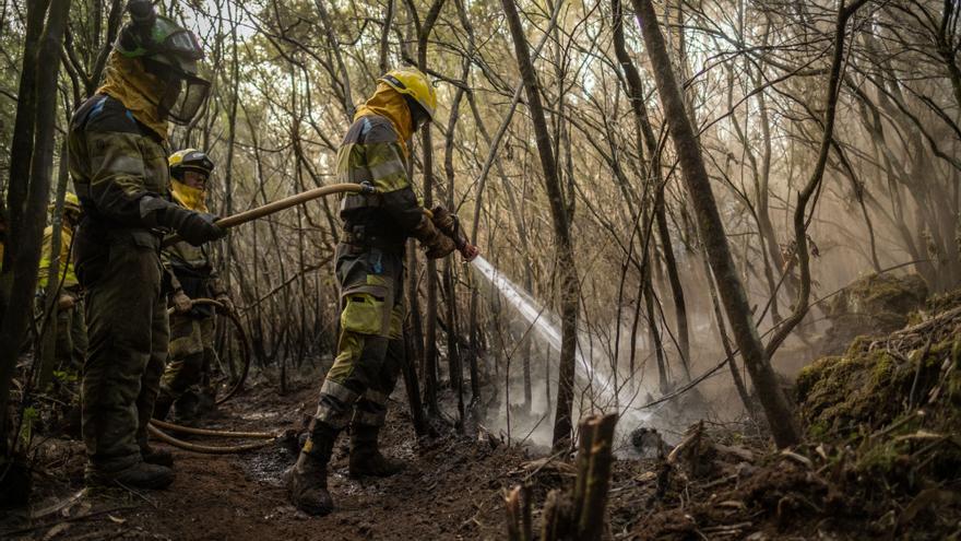 Los bomberos consiguen salvar de las llamas el Observatorio del Teide