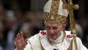 El papa Benedicto XVI bendice a los fieles en la basílica de San Pedro del Vaticano.