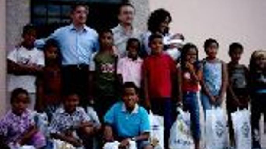 El alcalde recibe a los 12 niños saharauis acogidos este verano