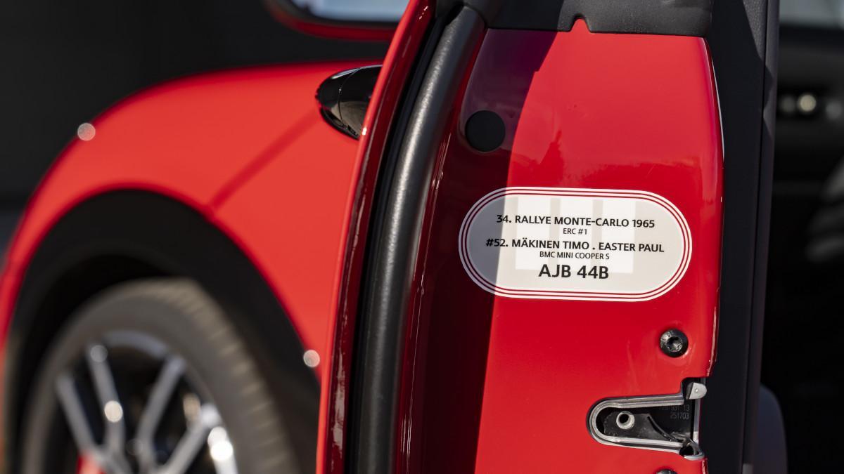La dedicatoria en el marco de la puerta rememora el Rally de Montecarlo de 1965 y a Mäkinen y Easter, protagonistas de aquella gesta.