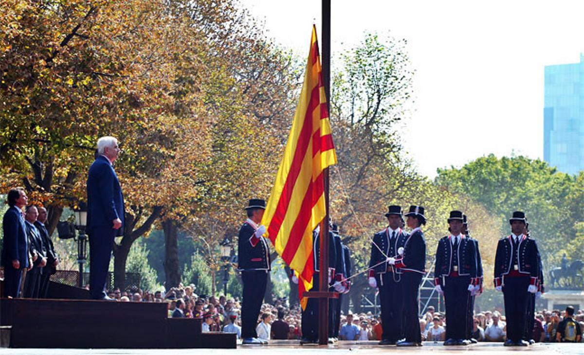 L’expresident de la Generalitat Pasqual Maragall contempla com els Mossos d’Esquadra hissen la senyera durant l’Onze de Setembre del 2006.