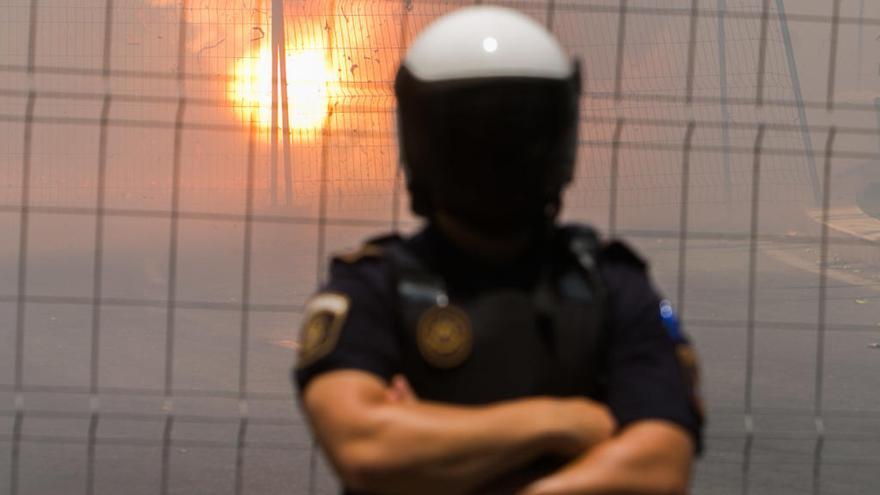 Un policía durante una de las mascletàs de estas Hogueras